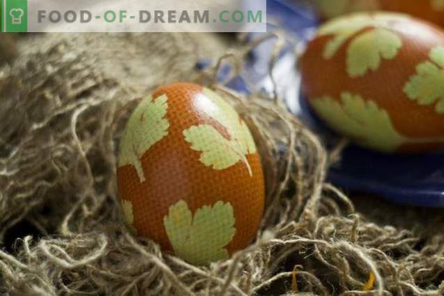 Оцветени яйца за Великден, украсени с листа от магданоз