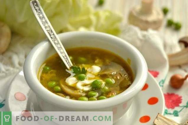Пилешка супа със зелен грах и гъби