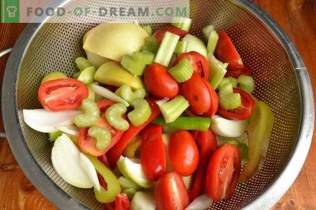 Зелени люти чушки в пълнеж от ябълки и домати