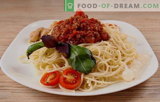 Проста вечеря с италиански аромат - спагети болонезе. Вегетариански, класически и пикантни спагети болонезе