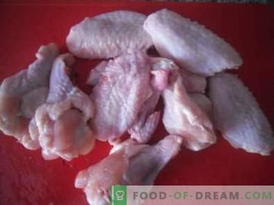 Как да готвя вкусни пилешки крилца във фурната под соев соев сос