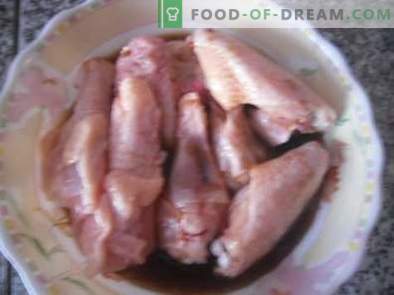 Как да готвя вкусни пилешки крилца във фурната под соев соев сос