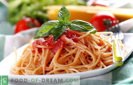 Спагети с доматено пюре: готвенето е лесно. Спагети рецепти с всекидневен доматен сос: със зеленчуци, пиле, пушени меса